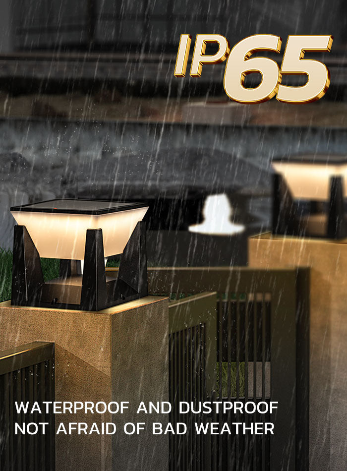 عمود إضاءة خارجي مقاوم للماء مثبت على ممر حديقة، يوفر إضاءة ساطعة وموفرة للطاقة.